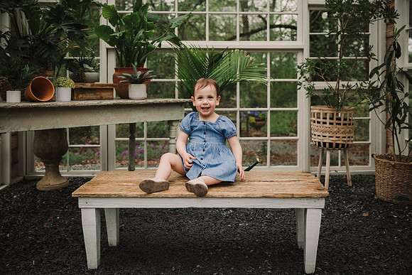 Small girl in a greenhouse for a photo session