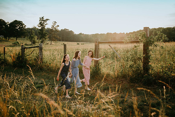 sisters laughing while they laugh at family lifestyle photo session