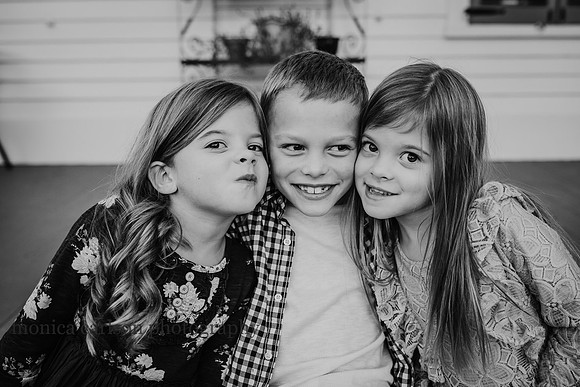 Black and white photo of three sibling taken in Roswell, Georgia